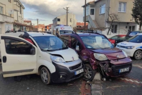 Edirne’de iki hafif ticari araç çarpıştı: Baba ve oğlu yaralandı