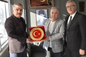 Eğitime katkı sunan işadamlarına teşekkür plaketi