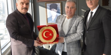 Eğitime katkı sunan işadamlarına teşekkür plaketi