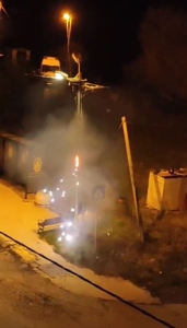 Elektrik direği bomba gibi patladı, uykudan uyanan mahalleli ne olduğunu anlamadı