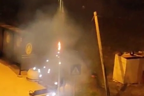 Elektrik direği bomba gibi patladı, uykudan uyanan mahalleli ne olduğunu anlamadı