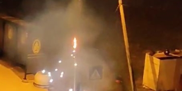 Elektrik direği bomba gibi patladı, uykudan uyanan mahalleli ne olduğunu anlamadı