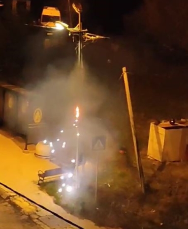 Elektrik direği bomba gibi patladı, uykudan uyanan mahalleli ne olduğunu anlamadı