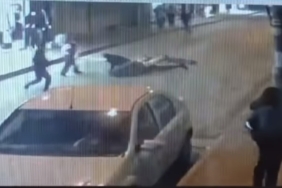 Elektrikli scootere 4 kişi binen gençler böyle kaza yaptı