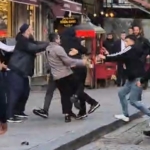 Eminönü’nde 2 grup yumruk ve sopalarla birbirine girdi: Kavga anları kamerada