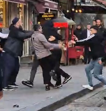 Eminönü’nde 2 grup yumruk ve sopalarla birbirine girdi: Kavga anları kamerada