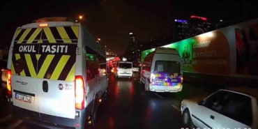 Emniyet şeridine girmeye çalışan minibüs yanındaki aracın aynasını kırdı