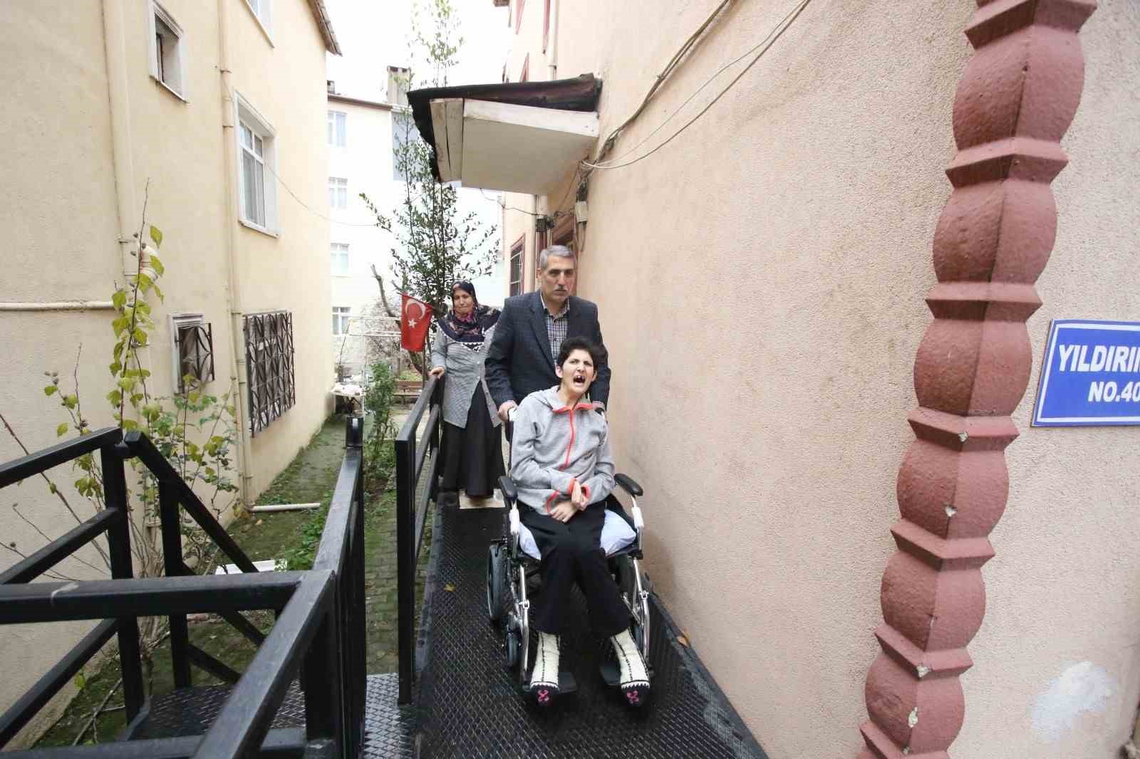 Engelli rampası hayatlarını kolaylaştırdı: "Önceden sırtımda taşıyordum"