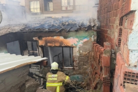 Erdek’te yangın boş ev küle döndü