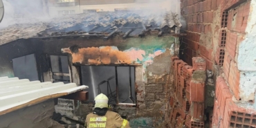 Erdek’te yangın boş ev küle döndü