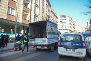 Esenyurt Belediyesi ekipleri trafiği aksatan dubaları topladı