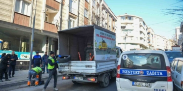 Esenyurt Belediyesi ekipleri trafiği aksatan dubaları topladı