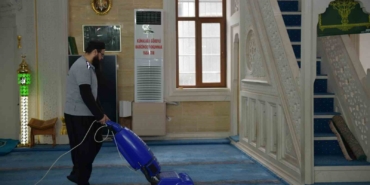 Esenyurt Belediyesi ibadethaneleri dip köşe temizliyor