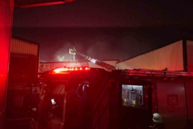 Esenyurt’ta çatal kaşık üretimi yapan fabrika alev alev yandı