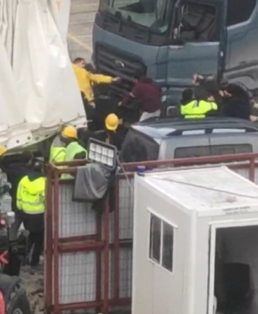 Esenyurt’ta tır sürücüleri arasında yol vermeme tartışması çıktı