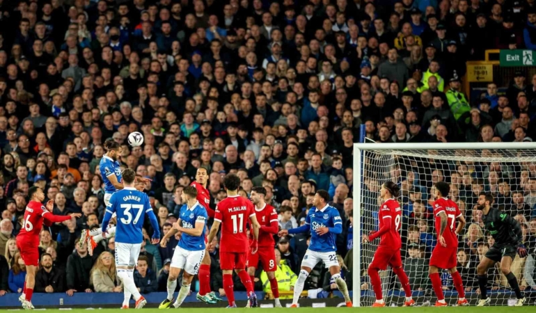 Everton - Liverpool derbisi ertelendi