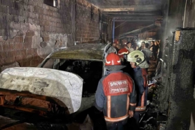 Evin garajındaki iki araç alevlere teslim oldu, bir kişi dumandan etkilendi