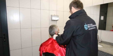Evsizlere her gün saç sakal tıraşı yapılıyor, kıyafetleri yıkanıyor