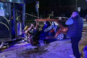 Eyüpsultan’da otomobil ile İETT otobüsünün çarpıştığı kazada 2 kişi hayatını kaybetti