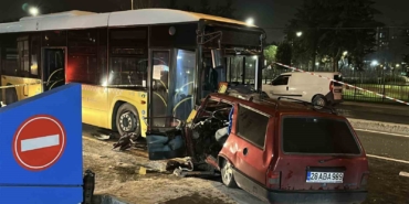 Eyüpsultan’da Tofaş otomobil İETT otobüsü ile kafa kafa çarpıştı: 2 ağır yaralı