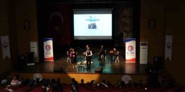 Ezine’de köy çocukları için verilen konsere, bilet yerine bot ile girdiler