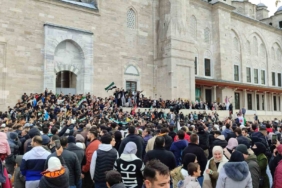 Fatih Camii’nde toplanan Suriyeliler, Esad rejiminin devrilmesini kutluyor