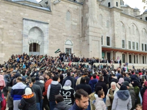 Fatih Camii’nde toplanan Suriyeliler, Esad rejiminin devrilmesini kutluyor