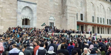 Fatih Camii’nde toplanan Suriyeliler, Esad rejiminin devrilmesini kutluyor