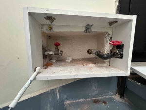 Fatih’te 4 katlı binadaki su saatlerini çalan hırsız kamerada