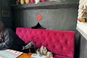 Fatih’te 466 yıllık çeşme kafenin içine alındı: Dekor olarak siyaha boyandı