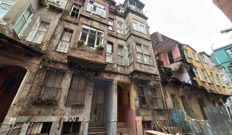 Fatih’te çöken binanın Athena Gökhan’ın kardeşi Hakan Özoğuz’a ait olduğu iddiası