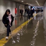 Fatih’te Metro’nun yaya alt geçidini su bastı: Vatandaş su içinde yürümek zorunda kaldı