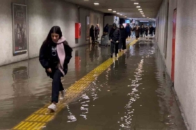 Fatih’te Metro’nun yaya alt geçidini su bastı: Vatandaş su içinde yürümek zorunda kaldı