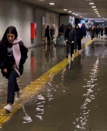 Fatih’te Metro’nun yaya alt geçidini su bastı: Vatandaş su içinde yürümek zorunda kaldı