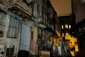 Fatih’te metruk binada çökme meydana geldi: 3 bina tahliye edildi