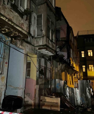 Fatih’te metruk binada çökme meydana geldi: 3 bina tahliye edildi