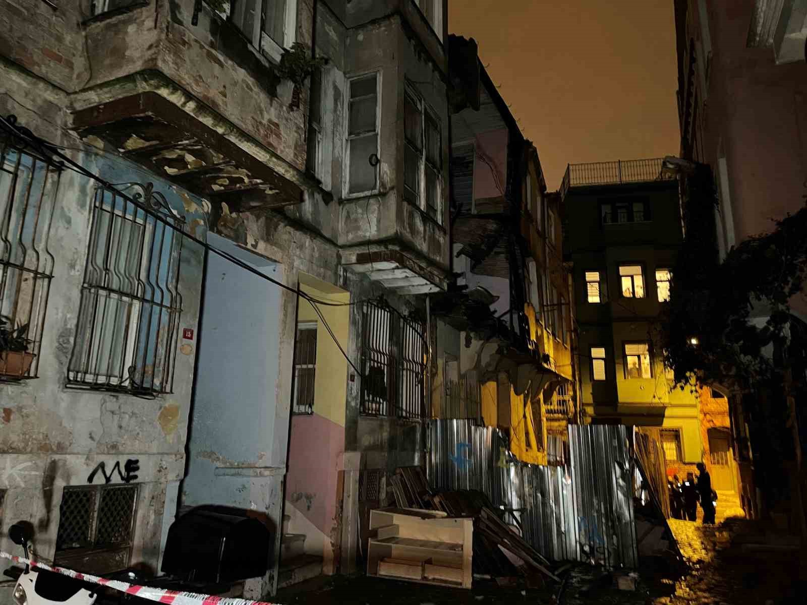 Fatih’te metruk binada çökme meydana geldi: 3 bina tahliye edildi