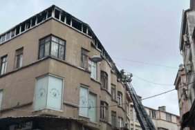 Fatih’te terlik deposunda yangın çıktı, iş hanından alevler yükseldi