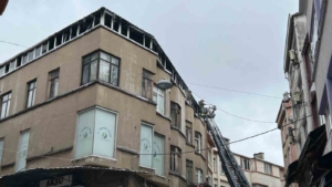 Fatih’te terlik deposunda yangın çıktı, iş hanından alevler yükseldi