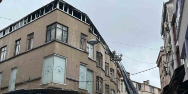 Fatih’te terlik deposunda yangın çıktı, iş hanından alevler yükseldi