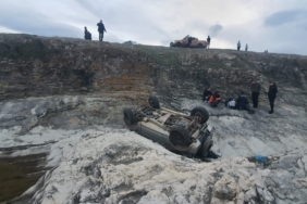 Fren yerine gaza bastı, kayalıklardan uçtu