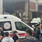 Freni boşalan otomobil binanın duvarına çarptı: 2’si ağır 4 yaralı