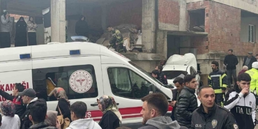 Freni boşalan otomobil binanın duvarına çarptı: 2’si ağır 4 yaralı