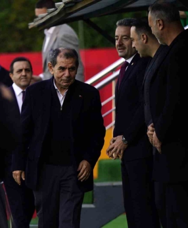 Galatasaray yönetimi tam kadro antrenmanı takip etti