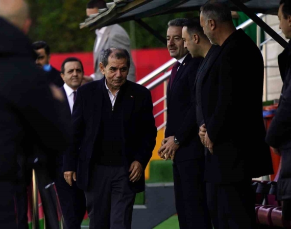 Galatasaray yönetimi tam kadro antrenmanı takip etti