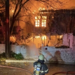 Gece yarısı korkutan yangın: İki katlı ev alev alev yandı