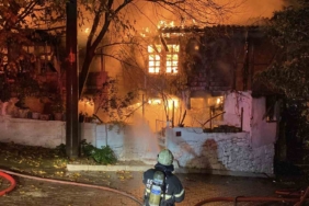 Gece yarısı korkutan yangın: İki katlı ev alev alev yandı