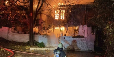 Gece yarısı korkutan yangın: İki katlı ev alev alev yandı