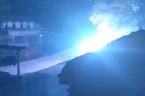 Gecenin karanlığını patlayan elektrik hattı böyle aydınlattı