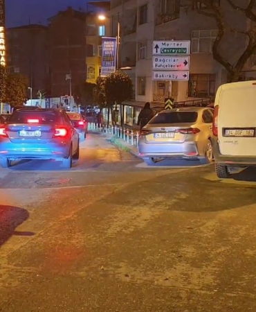 Güngören’de bir kişi aracını yolun ortasına bırakıp gitti